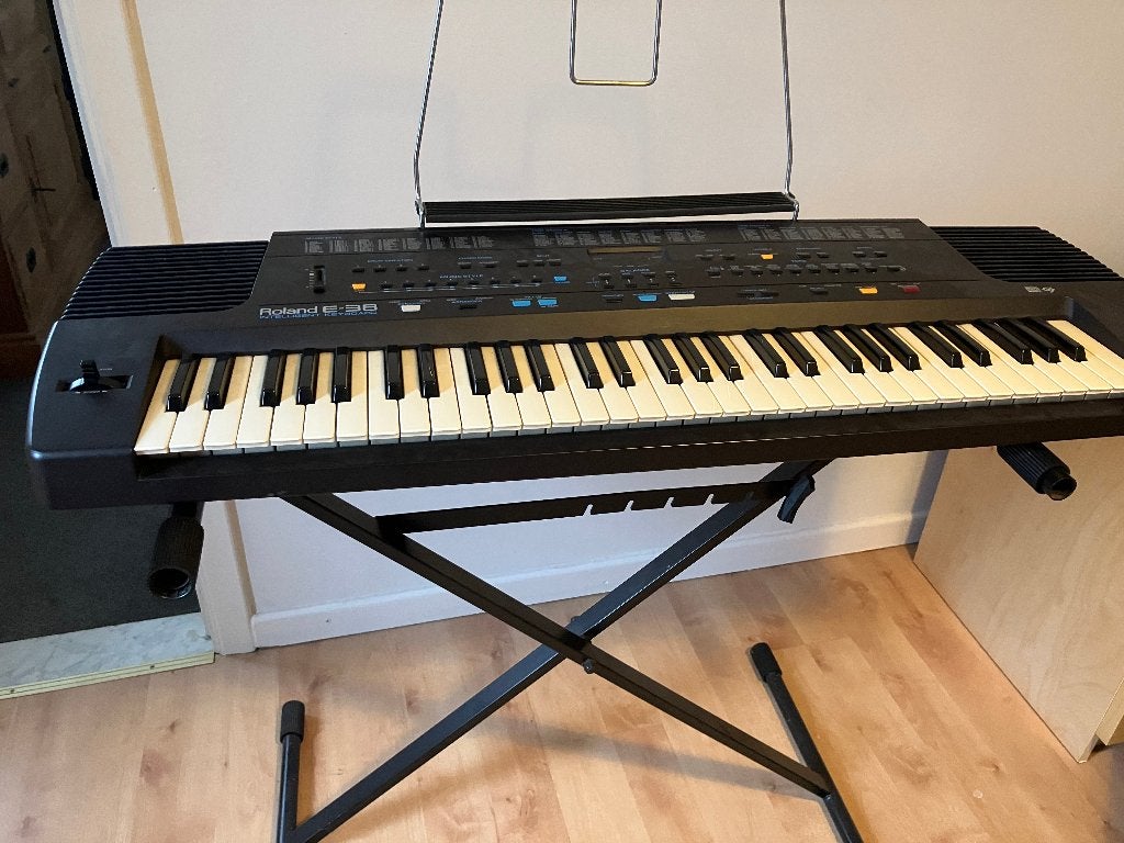 keyboard Roland E38 met opbergzak en standaard, Muziek en Instrumenten, Keyboards, Ophalen, Roland, Met standaard, 61 toetsen