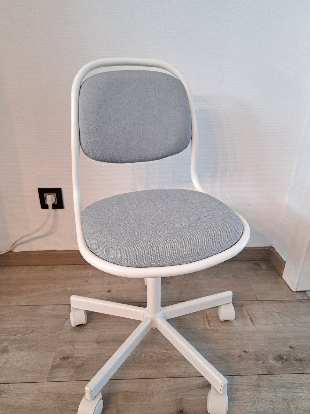 Nette IKEA ÖRFJÄLL kinderbureaustoel (Wit/Lichtgrijs), Ophalen, Wit, Bureaustoel