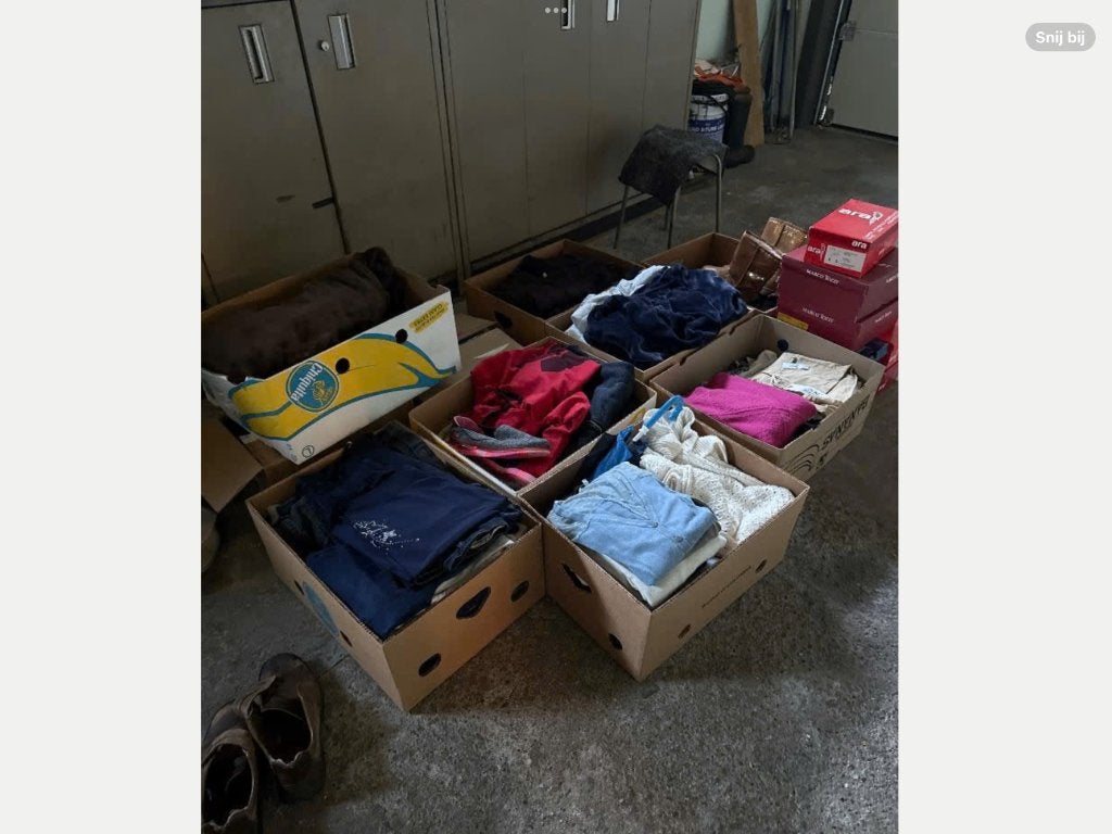 10 volle bananendozen kleding en schoenen, Ophalen, Gebruikt