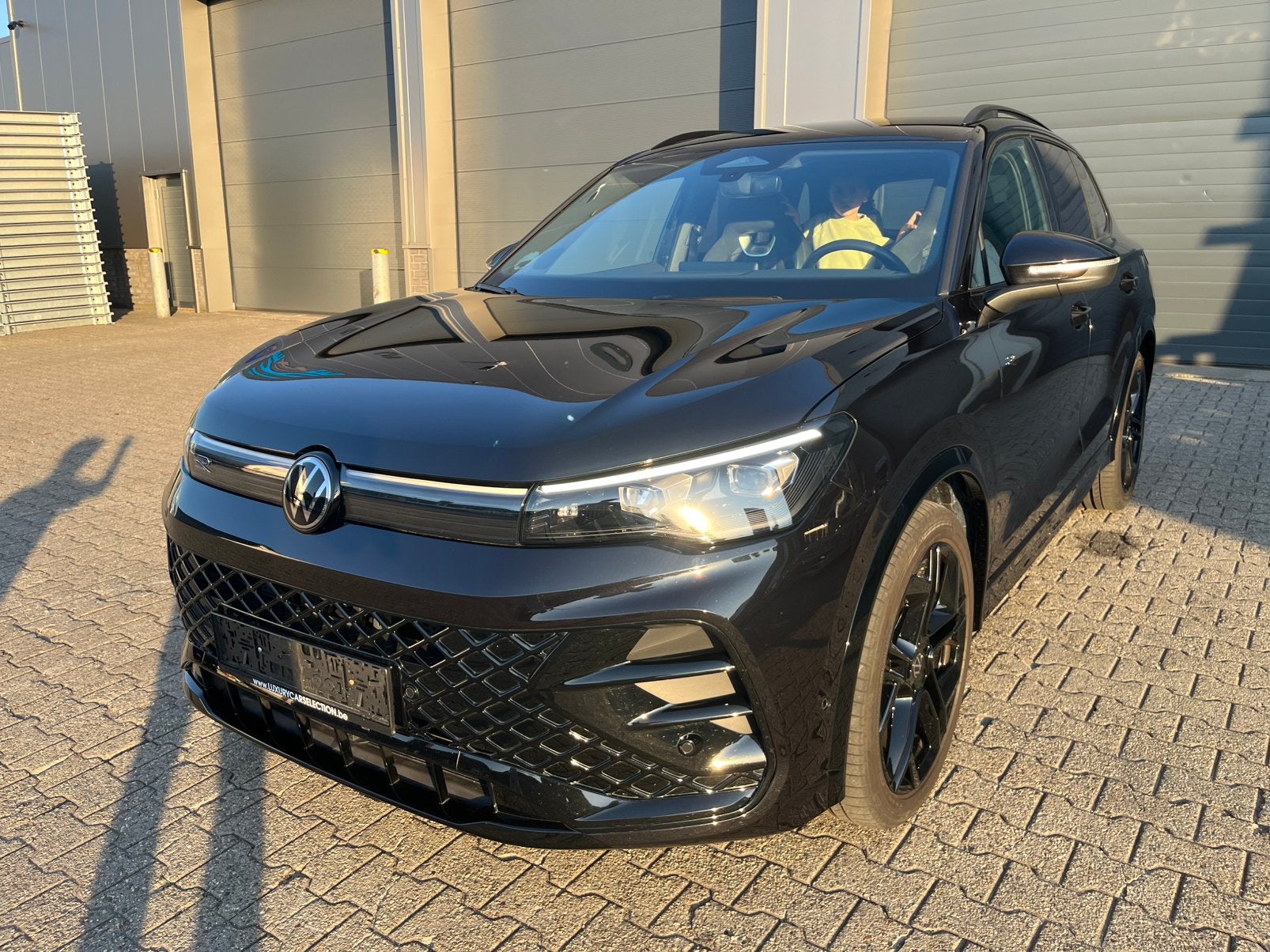Volkswagen Tiquan R-Line/150pk/massage, Auto's, Volkswagen, Euro 6, Zwart, Bedrijf, Dealer onderhouden