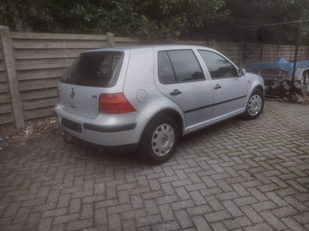 GEZOCHT ! bumper +nog onderdelen golf 4 kleurcode LB7Z, Autos : Pièces & Accessoires, Carrosserie & Tôlerie, Pare-chocs, Volkswagen