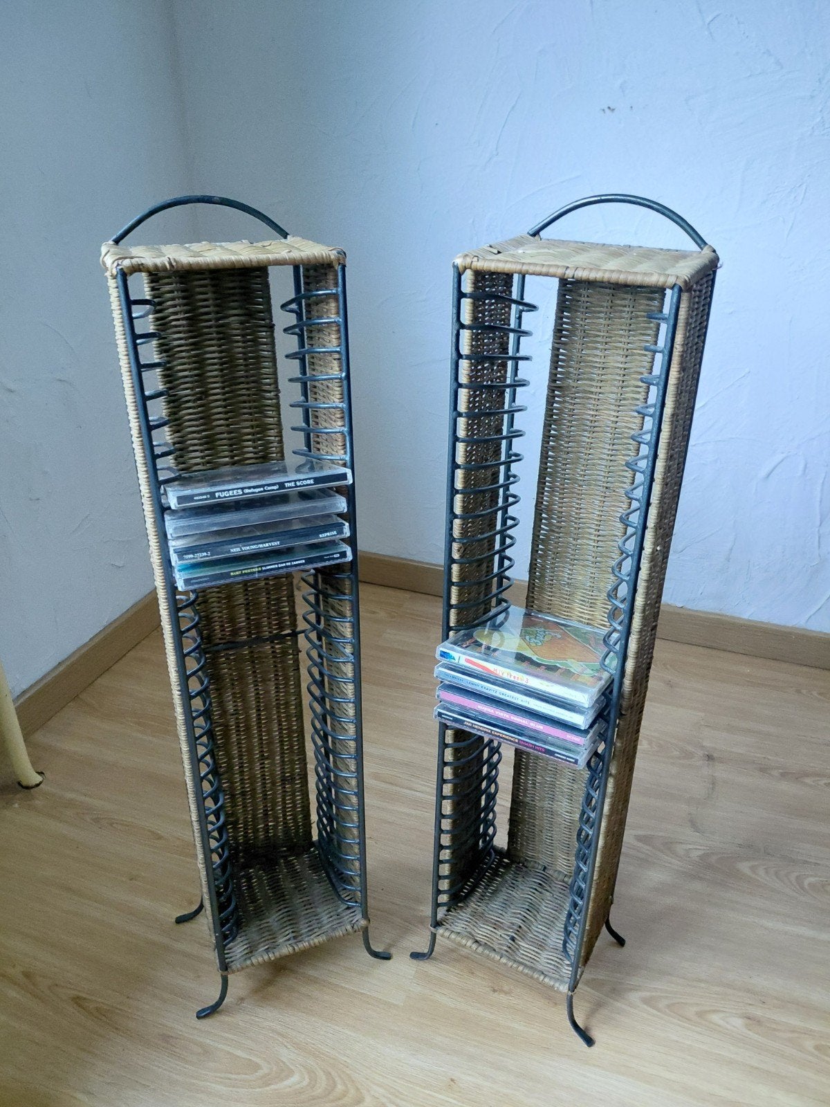 Set van 2 Rotan CD-torens / Metalen CD-rekken Jaren 90, Gebruikt, Ophalen of Verzenden, Metaal, 25 tot 75 discs