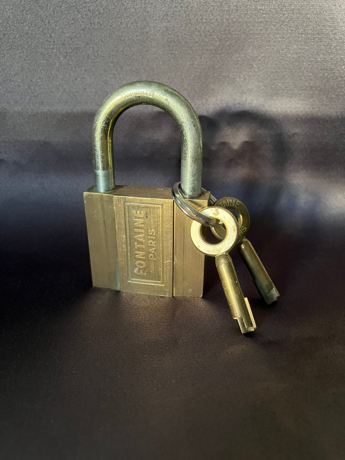 FONTAINE PARIS antiek koperen hangslot met 2 pompsleutels, Ophalen, Gebruikt, Koper of Messing