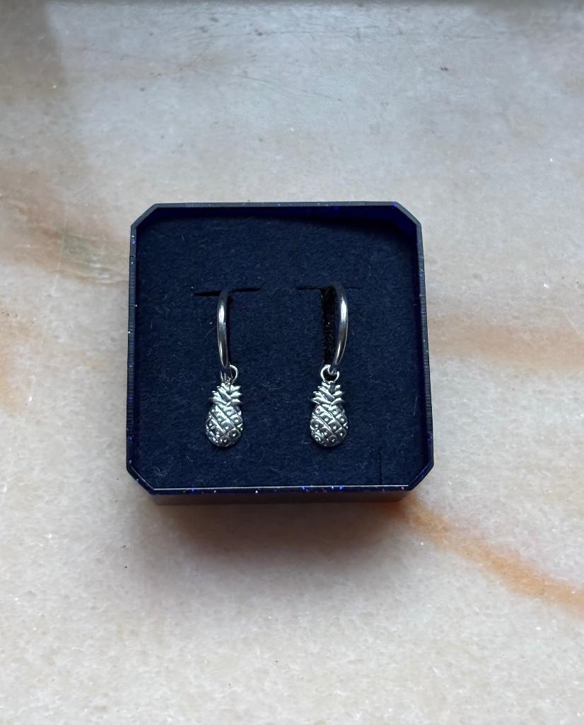 Zilveren oorbellen met ananasbedel, Handtassen en Accessoires, Oorbellen, Hangers, Ophalen of Verzenden, Zo goed als nieuw, Zilver
