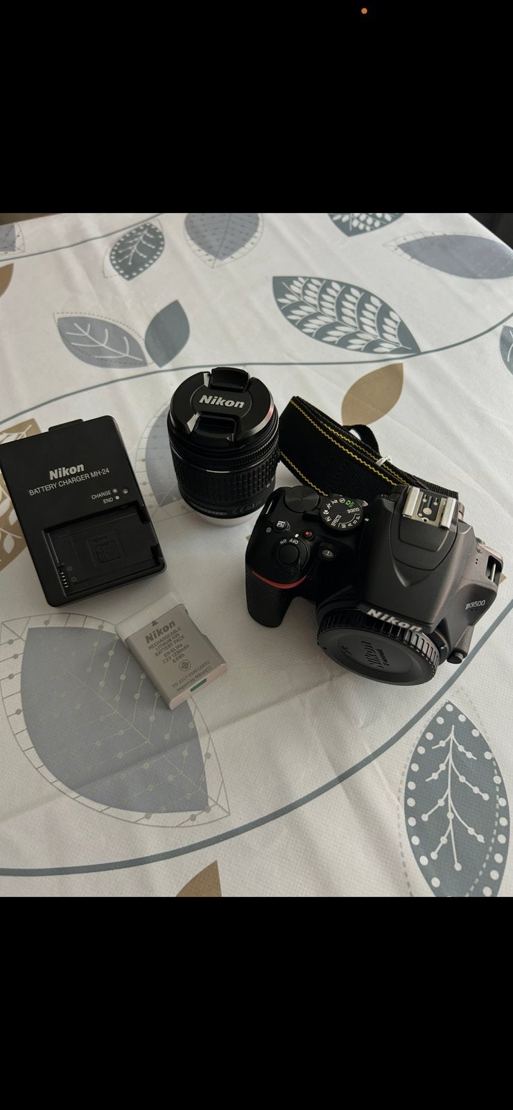 D3500 18-55 VR Kit D3500 AF-P DX NIKKOR 18-55mm f/3.5-5.6GVR, Audio, Tv en Foto, Ophalen of Verzenden, Zo goed als nieuw, Draagriem