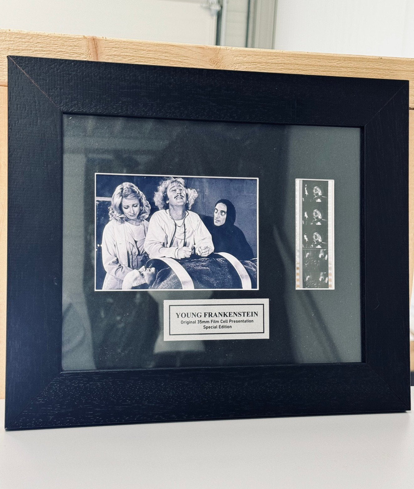 YOUNG FRANKENSTEIN 1974 Cellule à film 35 mm avec certificat, Enlèvement ou Envoi, Comme neuf, Affiche, Œuvre d'art ou Peinture