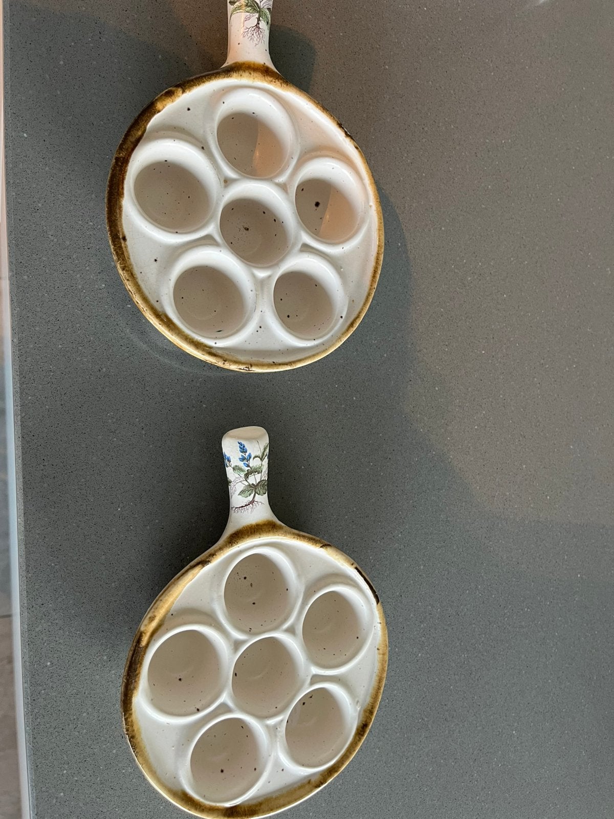 Deux plats à escargots en faïence (2€ la paire), Enlèvement, Comme neuf