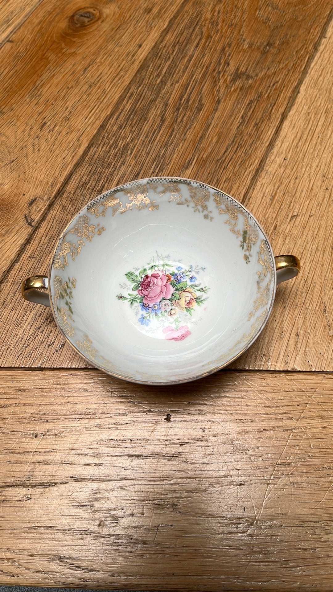 Tasse à anses en porcelaine de Limoges, Enlèvement