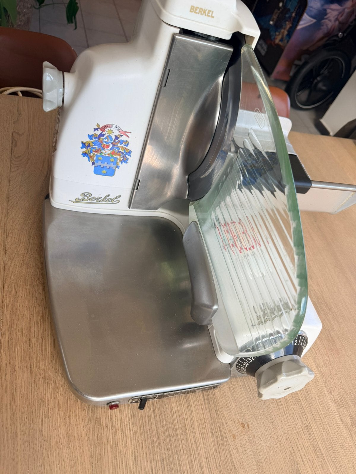 Machine de découpe Berkel, Enlèvement
