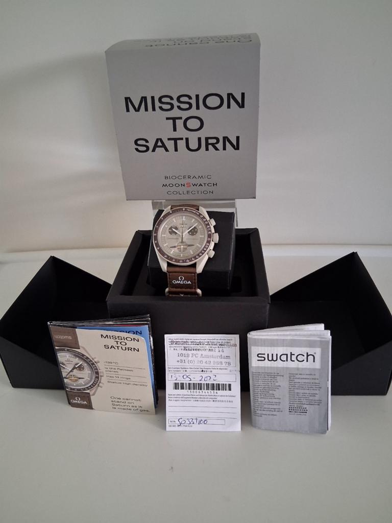 Omega x Swatch Bioceramic Moonwachtsch-MissieTo Saturn NIEUW, Bijoux, Sacs & Beauté, Enlèvement ou Envoi, Autres matériaux, Neuf