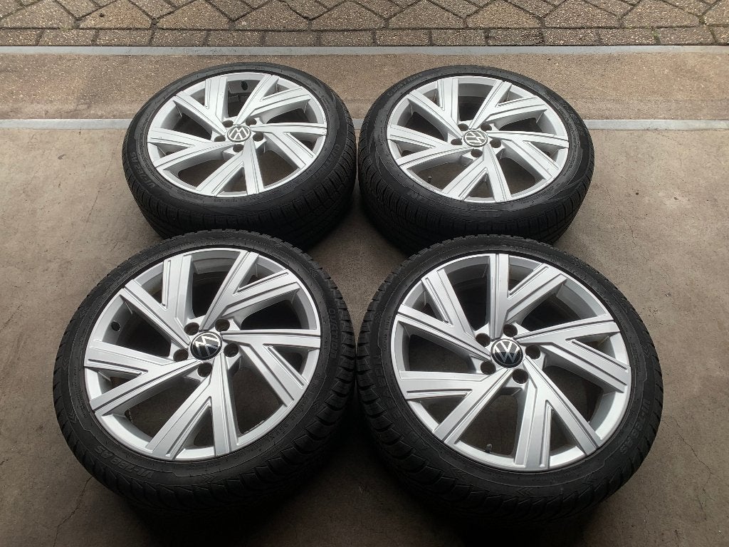 JANTES VW GOLF 5/6/7/8 CADDY BERGAMO + PNEUS 4S 225 45 18, Enlèvement ou Envoi