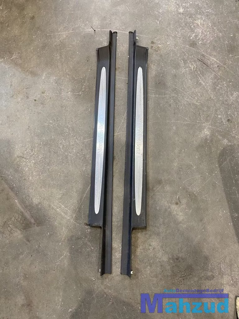 MERCEDES CLK W209 deurlijst links rechts coupe A2096800235, Gebruikt, Mercedes-Benz AG, Mercedes-Benz, Mercedesstrasse 120
70372  Stuttgart, DE