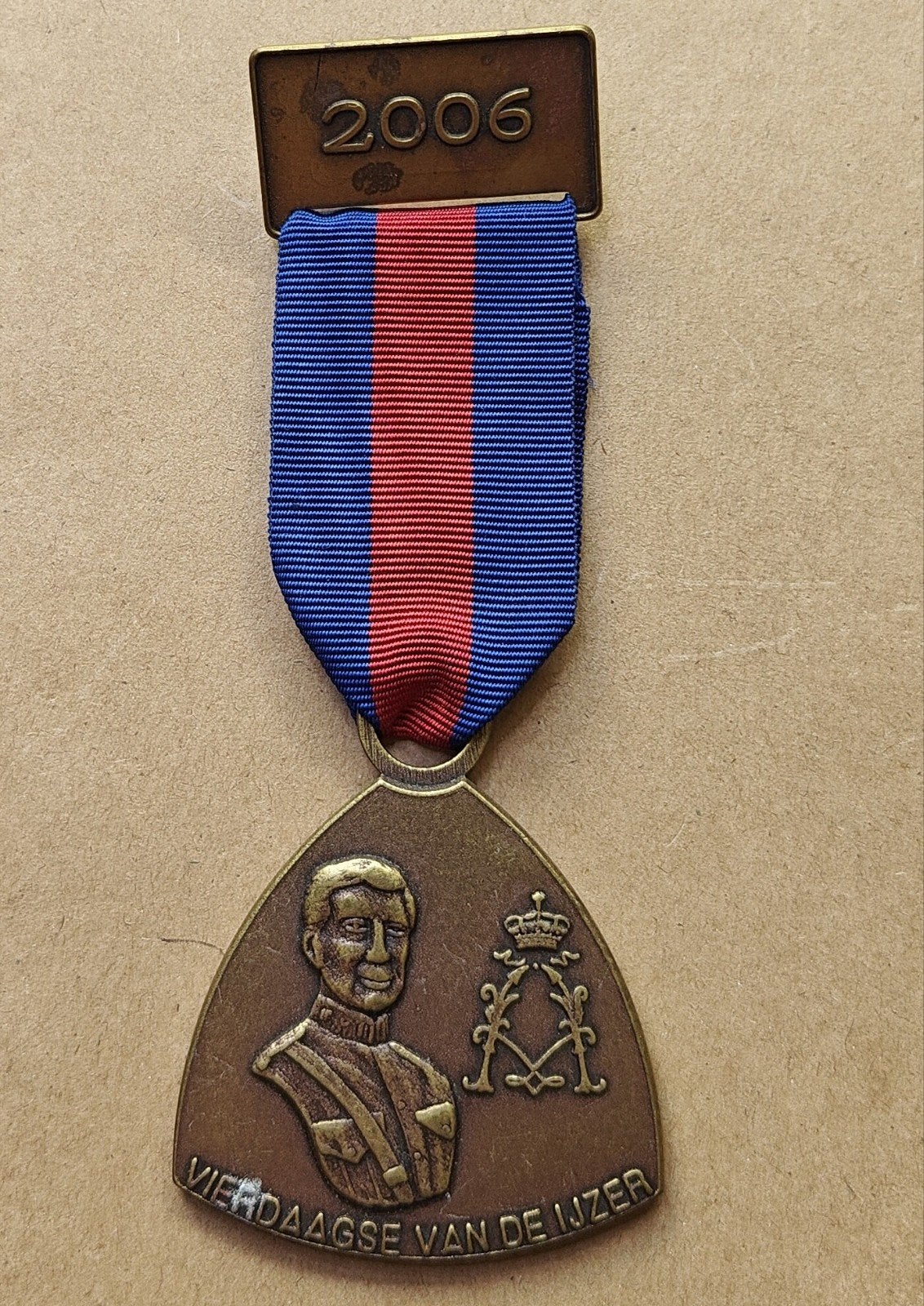 Medaille Vierdaagse 2006 Goudkleurig, Verzamelen, Ophalen of Verzenden, Landmacht, Embleem of Badge