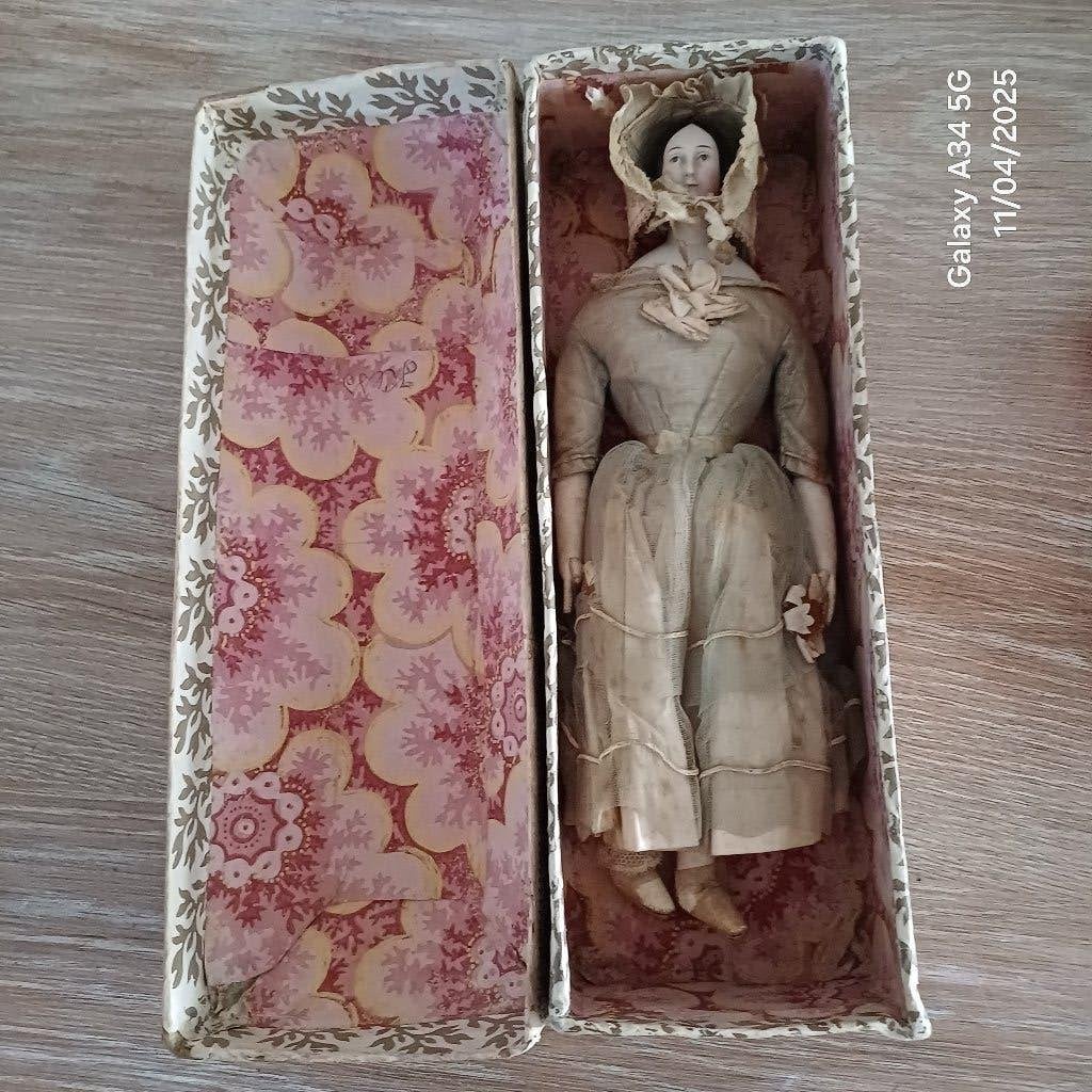 Très ancienne poupée dans sa boite d'origine, Collections, Enlèvement ou Envoi, Poupée