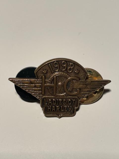 Harley-Davidson HOG pin Ladies of Harley 1998, Ophalen of Verzenden, Zo goed als nieuw
