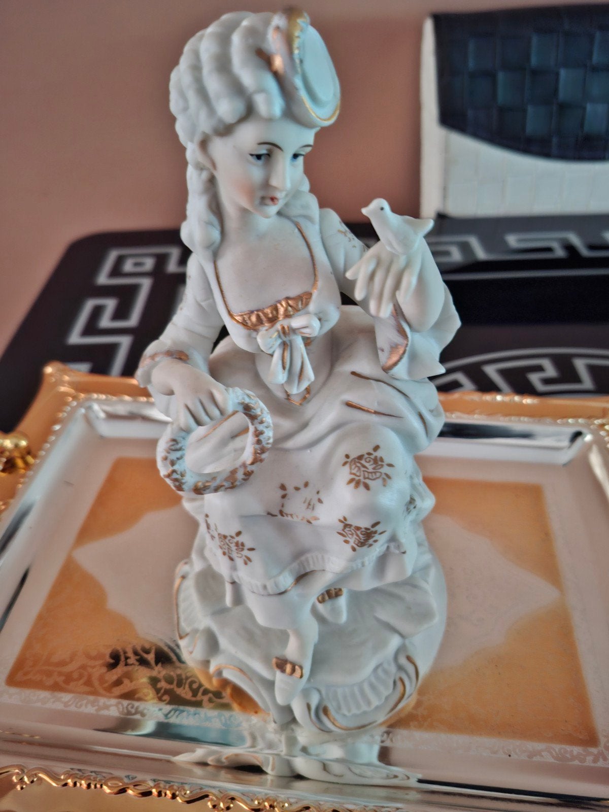Prachtig vintage porseleinen beeldje – Rococo dame met vogel, Huis en Inrichting, Ophalen, Gouden accenten