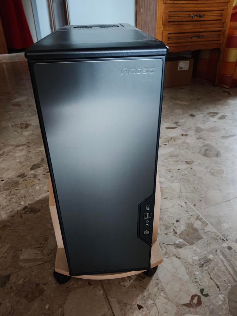 Computer met monitor, toetsenbord & verplaatsbare houten rek, Enlèvement, 8 GB