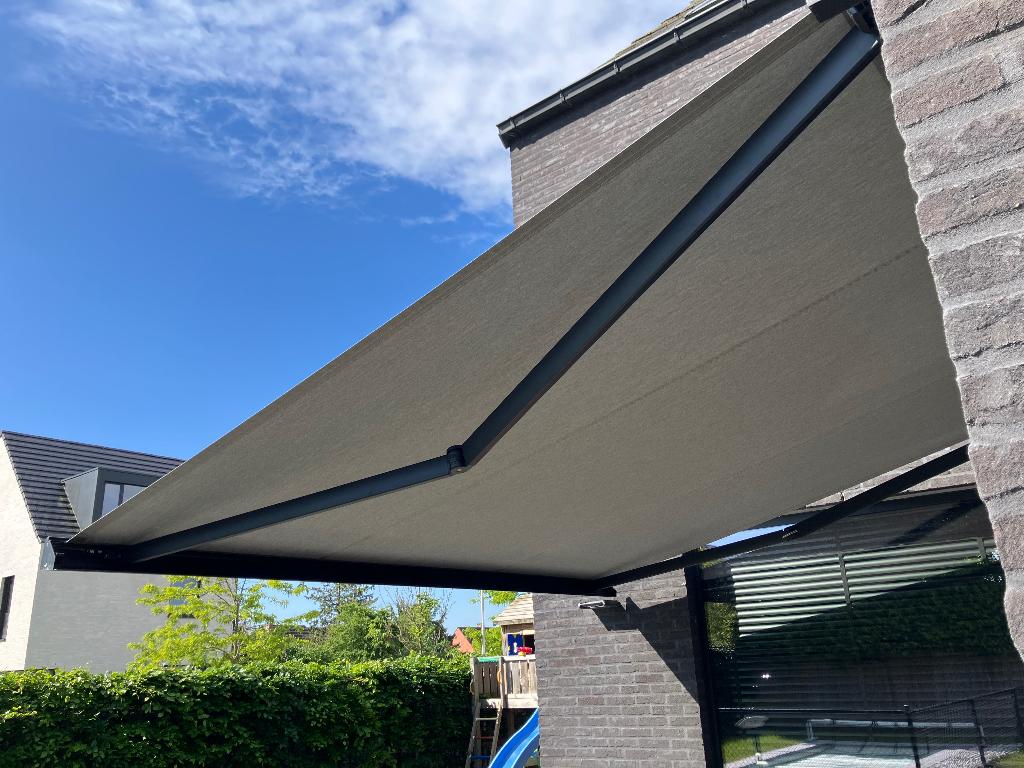 Zonneluifel elektrisch, Tuin en Terras, Zonneschermen, Ophalen, Elektrisch, Zo goed als nieuw, 250 cm tot 450 cm