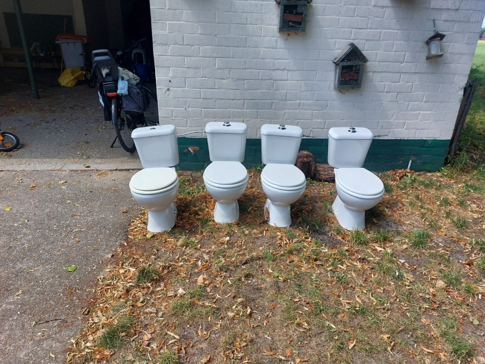 4 toilettes en porcelaine blanche. Par pièce ou ensemble, Bricolage & Construction, Sanitaire, Utilisé, Toilettes, Enlèvement
