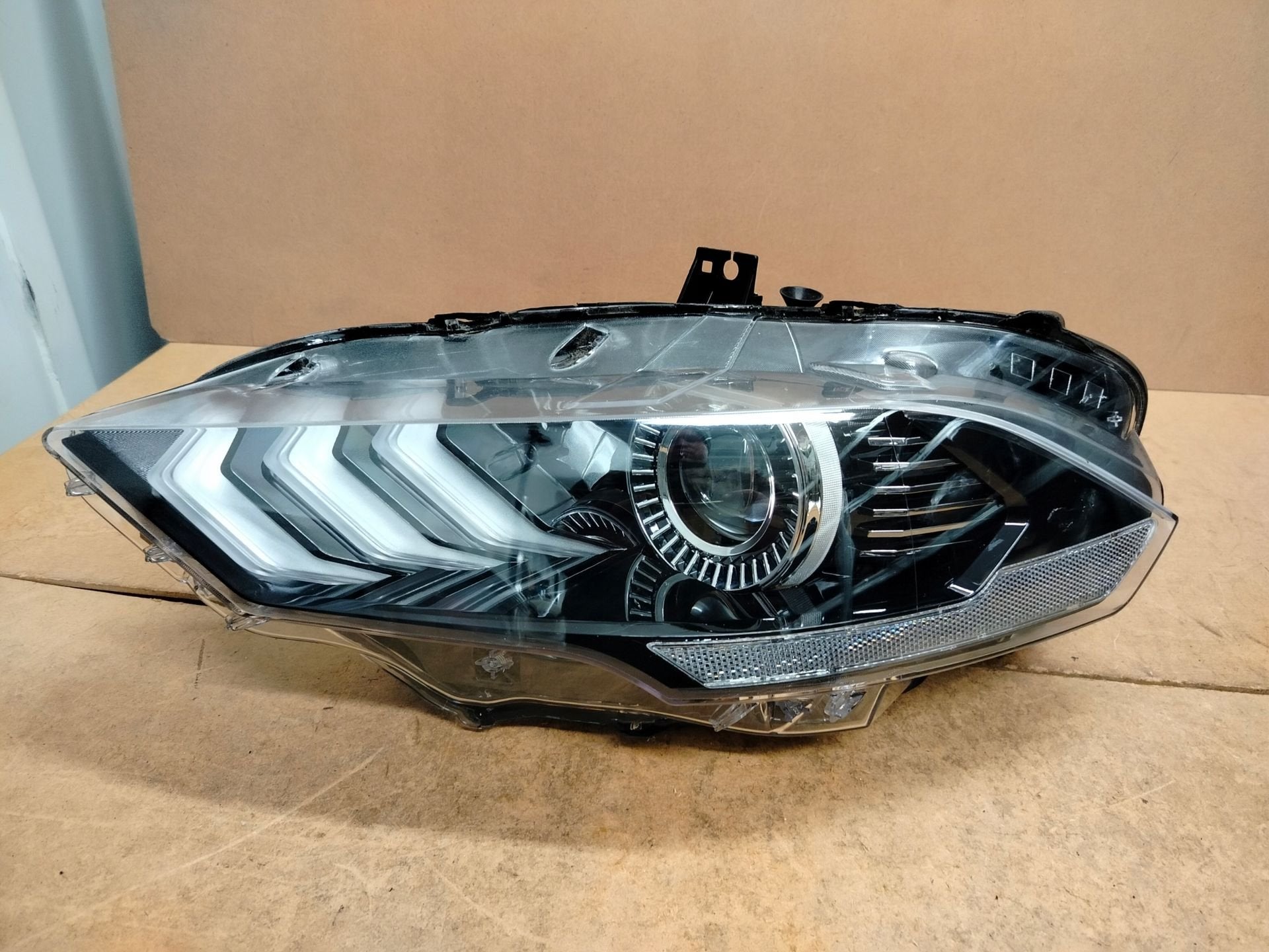 Phare gauche Ford Mustang VI 850158934709960, Info@ford.com, Ford Motor Company, American Road 1
48126  Dearborn, Ford