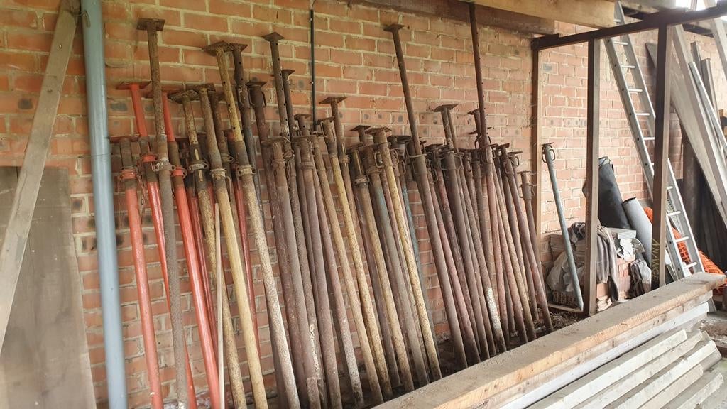 Houten balken en 60 ijzeren stantsoenen, Doe-het-zelf en Bouw, Ophalen