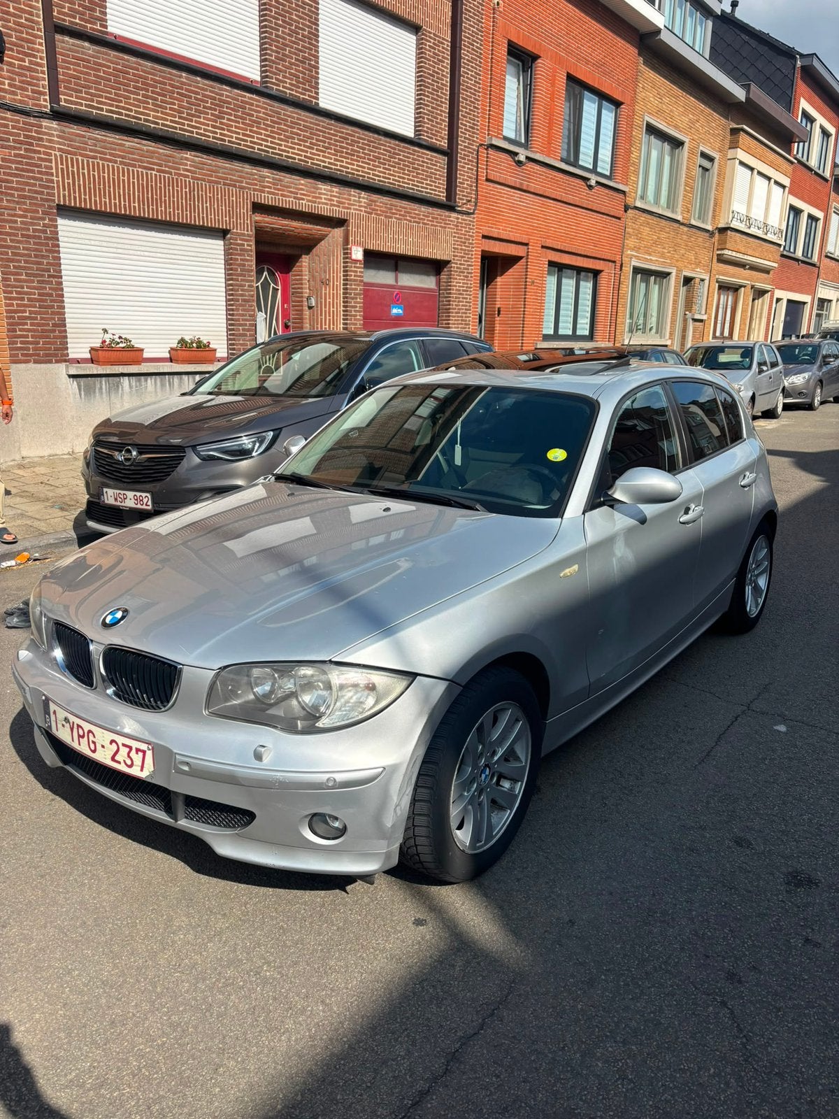 BMW serie 1 2006 235k km, Autos, Argent ou Gris, Achat, Boîte manuelle, Noir