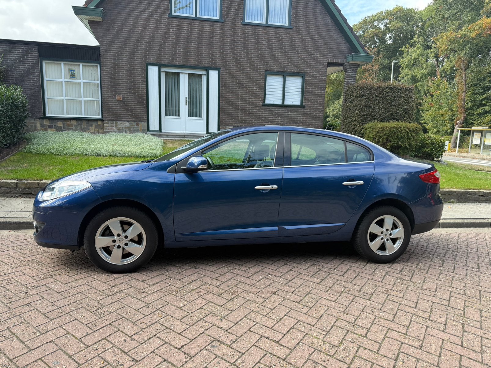 Renault Fluence 1.6i benzine Airco Euro5 gekeurd, 5 deurs, https://public.car-pass.be/vhr/21fd4e16-e772-46af-88d0-4899940094f4