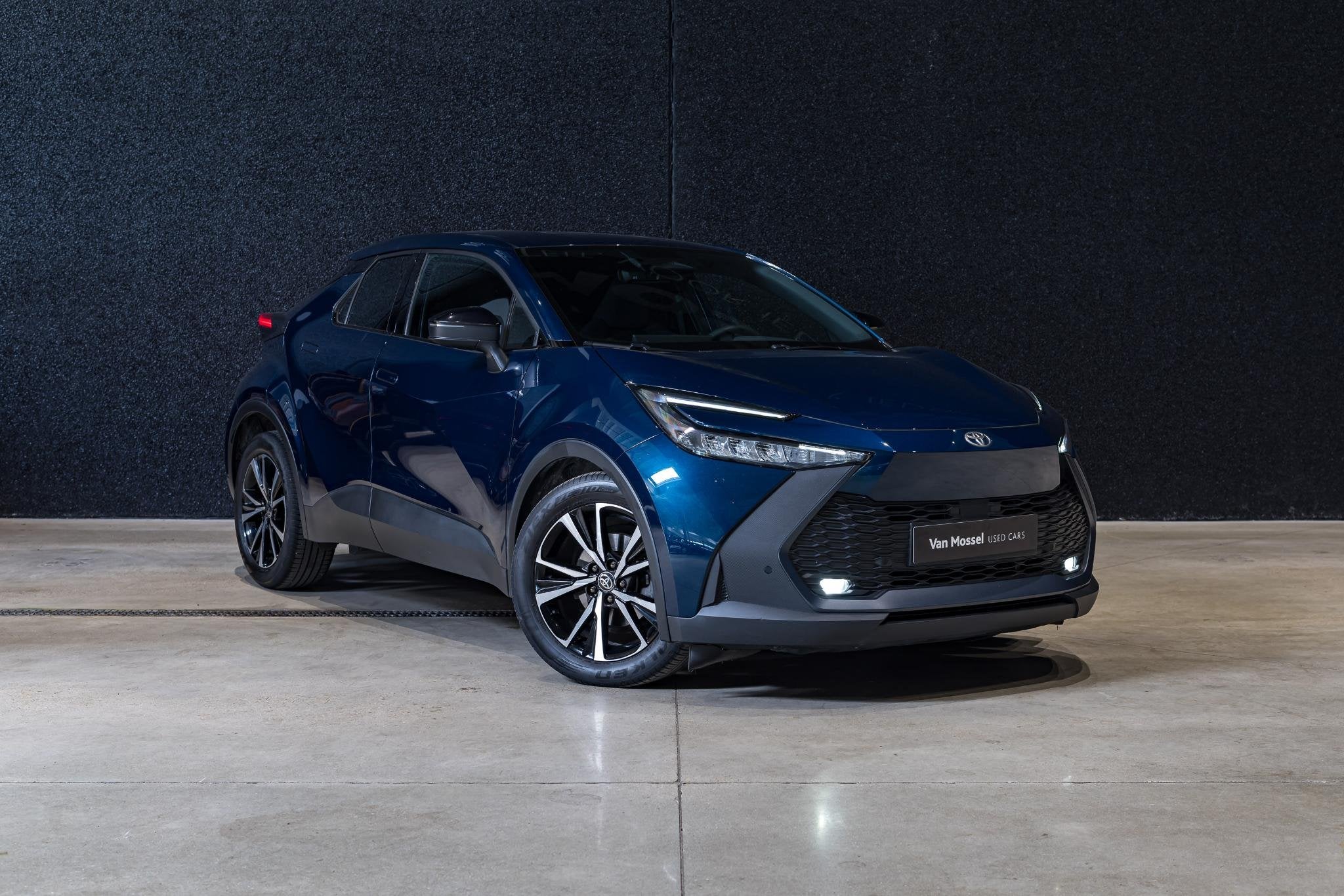 Toyota C-HR 1.8 VVT i-Hybrid C-Lub Mono-Tone E-CVT, Achat, 725 kg, Entreprise, Carnet d'entretien
