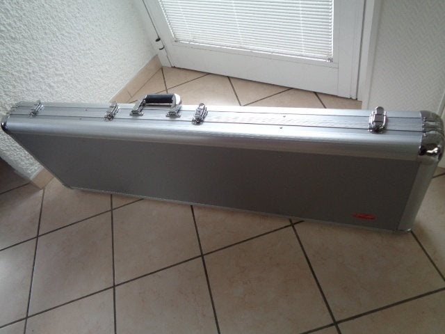 Flight Cases Coffre alu. pour guitare basse. Marque: "STAGG", Musique & Instruments, Enlèvement, Neuf, Autres instruments, Flight case