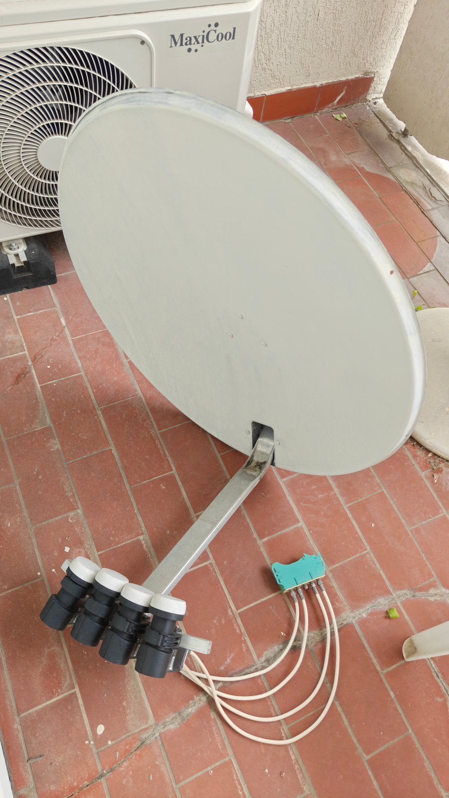 Schotel antenne met 4 ontvangers, Audio, Tv en Foto, Schotelantennes, Ophalen, Gebruikt, (Schotel)antenne, Overige merken