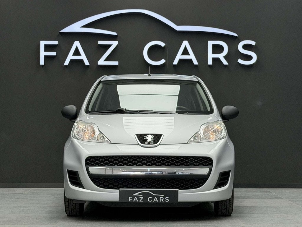 Peugeot 107 1.0i Trendy * RADIO&CD + PROPRE + GARANTIE *, Auto's, Peugeot, Voorwielaandrijving, 4 zetels, Stof, Zwart