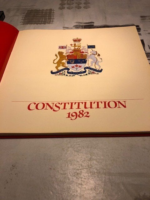Constitution de 1982, sur la Constitution du Canada, Enlèvement ou Envoi, Comme neuf, Société