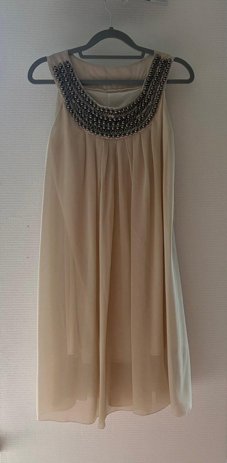 Elegante beige jurk met prachtige metalen parelkraag, Ophalen of Verzenden, Zo goed als nieuw, Beige