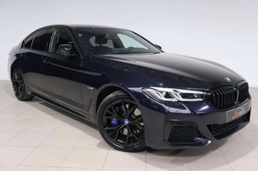 BMW 5 Serie 530 530eAS PHEV M-PACK (bj 2023, automaat), Gebruikt, 4 cilinders, Blauw, Bedrijf