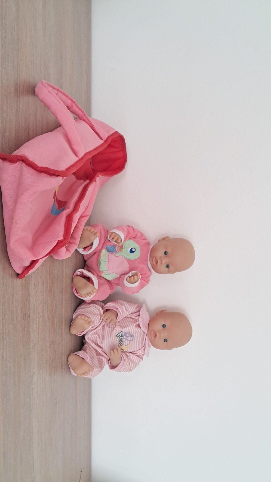 tweeling poppetjes met draagtas, Kinderen en Baby's, Babymode-accessoires, Ophalen, Zo goed als nieuw
