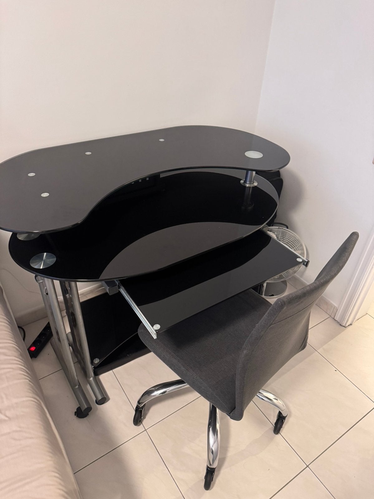 Compleet zwart glazen bureau om te gamen en andere als nieuw, Huis en Inrichting, Bureaus, Zwart, Ophalen of Verzenden, Zo goed als nieuw