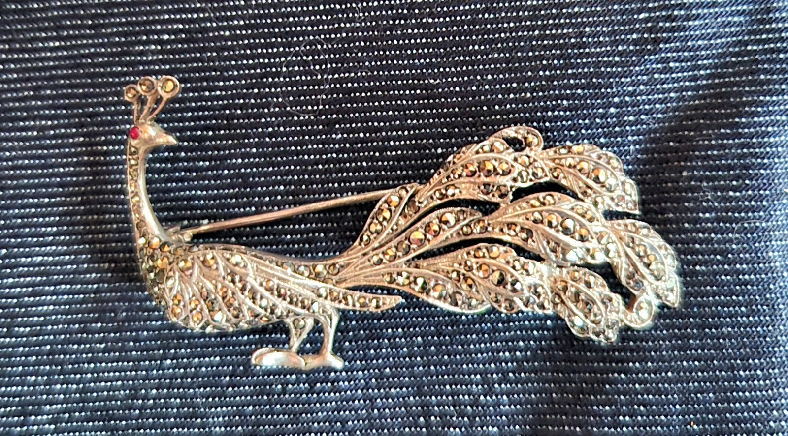 Zilveren pauwen broche gemerkt met markasiet, Ophalen of Verzenden, Zo goed als nieuw, 4 tot 7 cm, Zilver