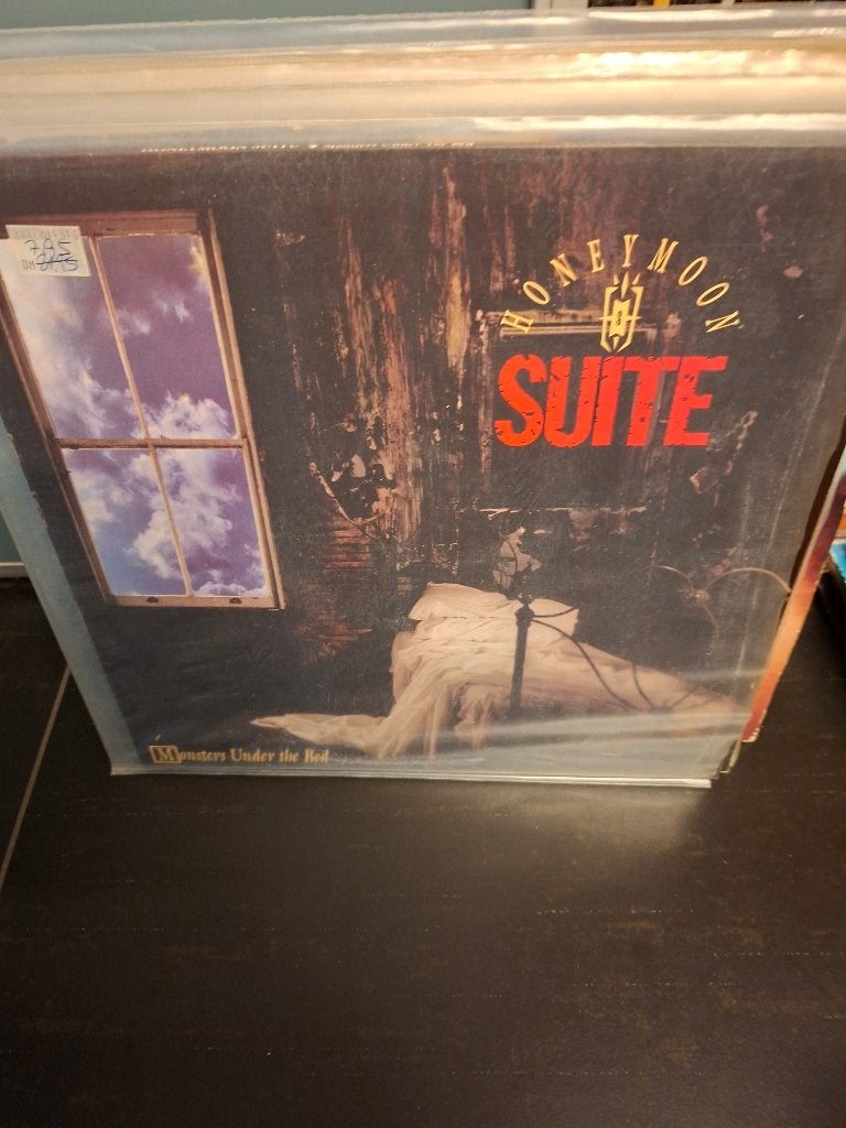 lp - honeymoon suite - monsters under the bed - vak 5, Enlèvement ou Envoi, Comme neuf, Housse de protection extérieure, Hard rock