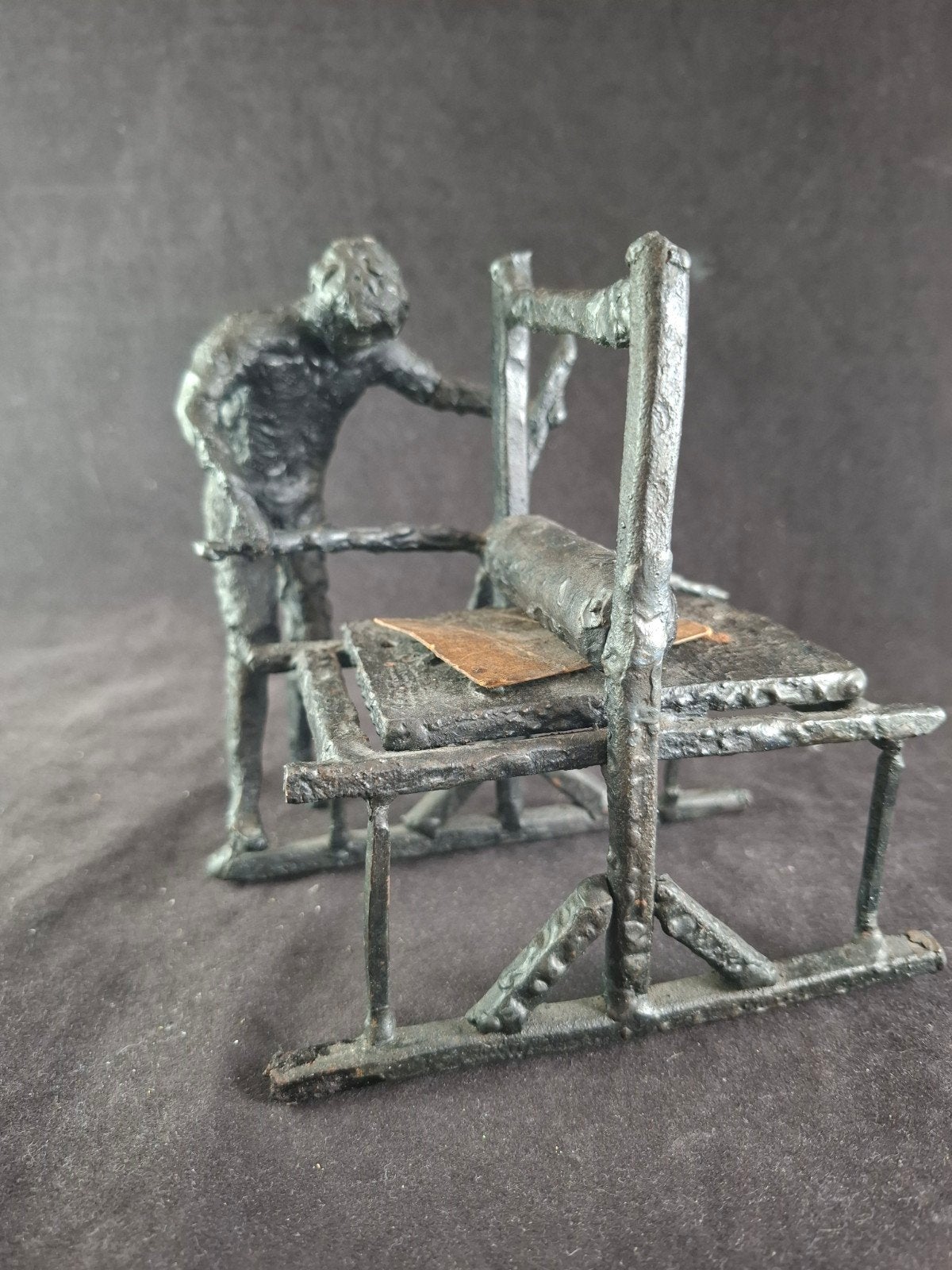 Metaalsculptuur van een Ambachtelijke Drukker / Etsers Handp, Antiquités & Art, Enlèvement ou Envoi, Patiné, Métal, Statue