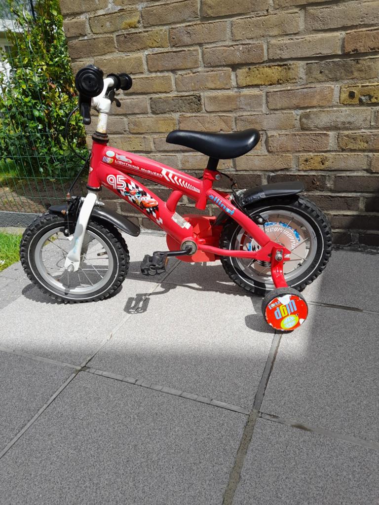 Kinderfietsje met zijwielen Cars 14 inch, Fietsen en Brommers, Ophalen, Zijwieltjes, Gebruikt, Cars