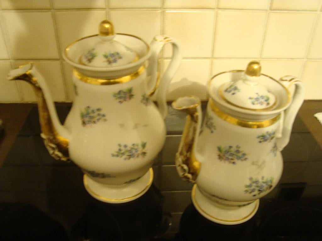 Koffiepot en theepot in Oud Brussels porselein., Ophalen