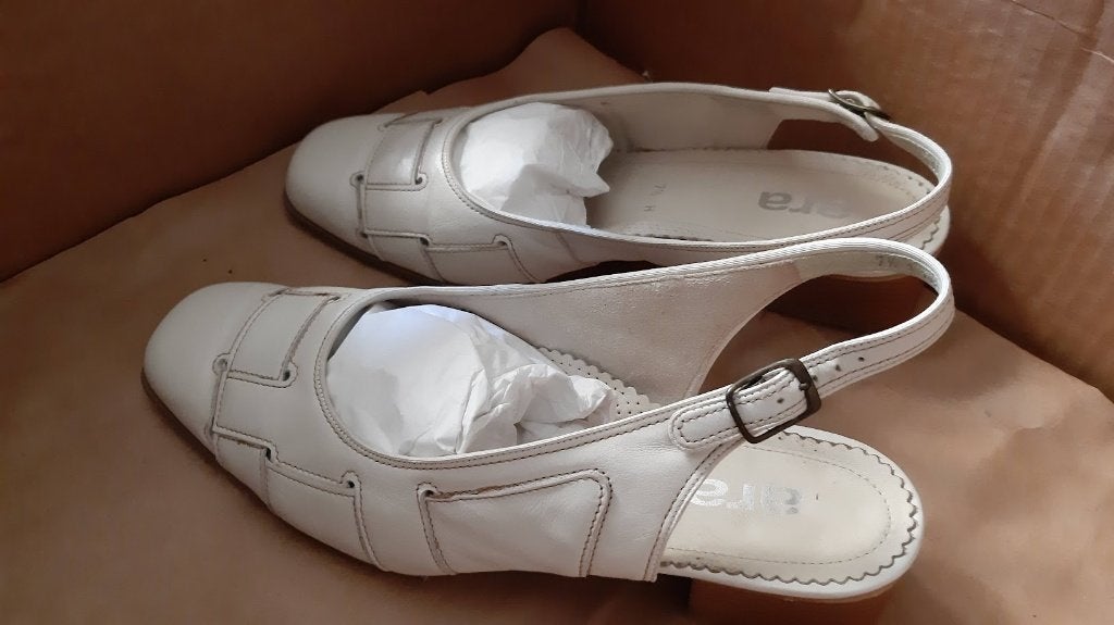 Comfortabele ARA ecru  pump open hiel 7,5 - 41,5 als nieuw, Kleding | Dames, Schoenen, Pumps, Wit, Ophalen of Verzenden, Zo goed als nieuw