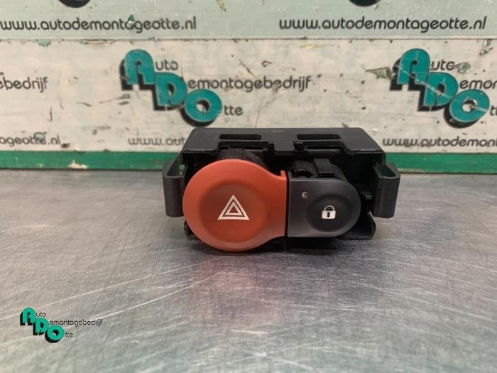 Commutateur éclairage d'urgence d'un Renault Clio (Clio 3 0, Autos : Pièces & Accessoires, Renault, -, 3 mois de garantie, Utilisé
