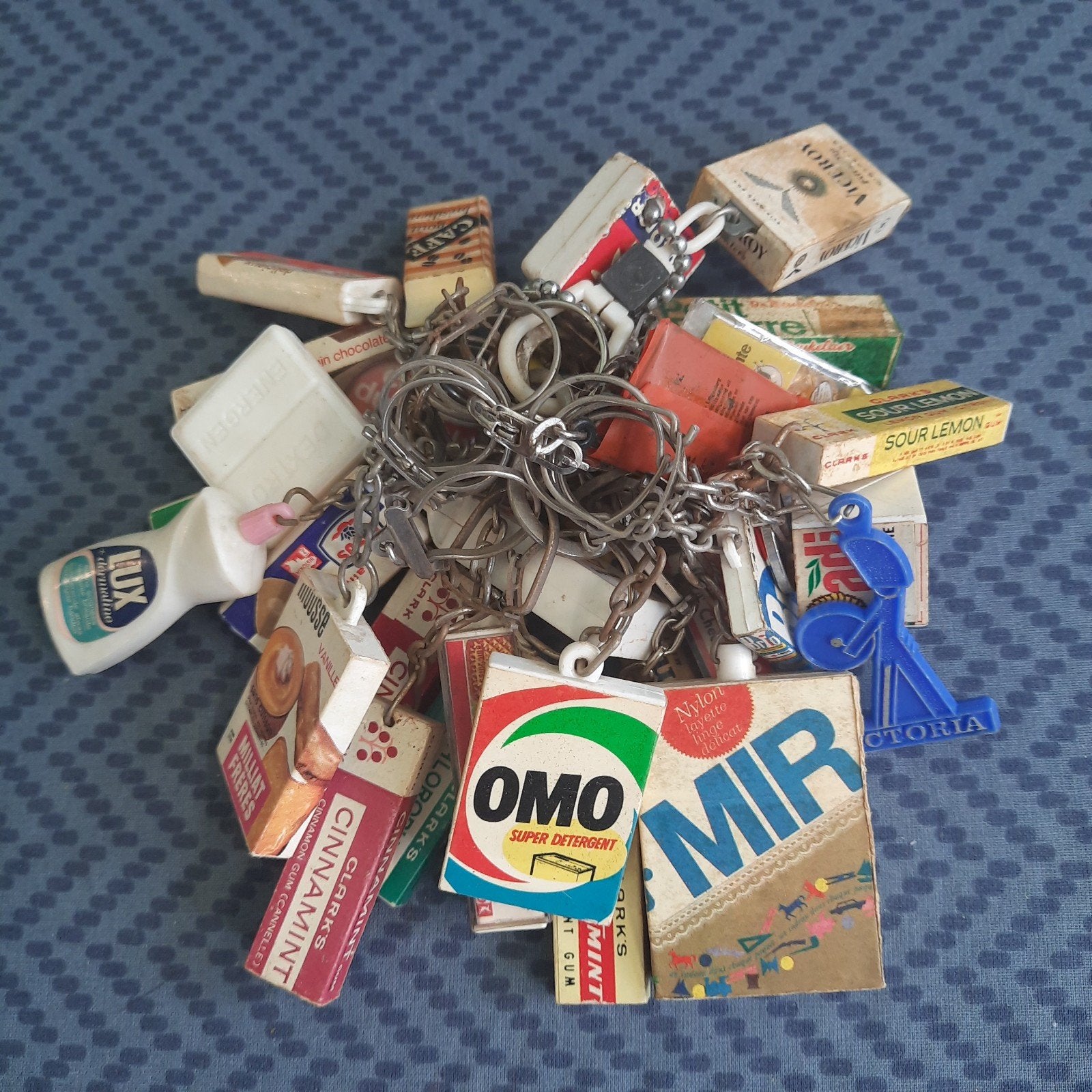 Circa 40 VINTAGE merk-sleutelhangers WASMIDDEL,CHEWING GUM e, Verzamelen, Ophalen, Zo goed als nieuw, Merk