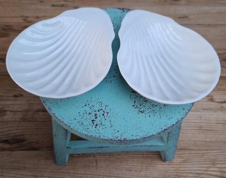 2 Wit porseleinen schelp schaaltjes, leuk als zeepschaaltjes, Ophalen of Verzenden