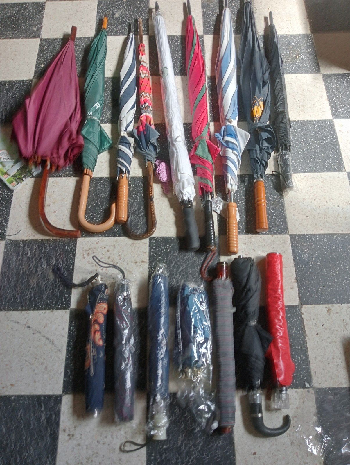 parasol à 2€ l'unité, Bijoux, Sacs & Beauté, Parapluies, Enlèvement ou Envoi