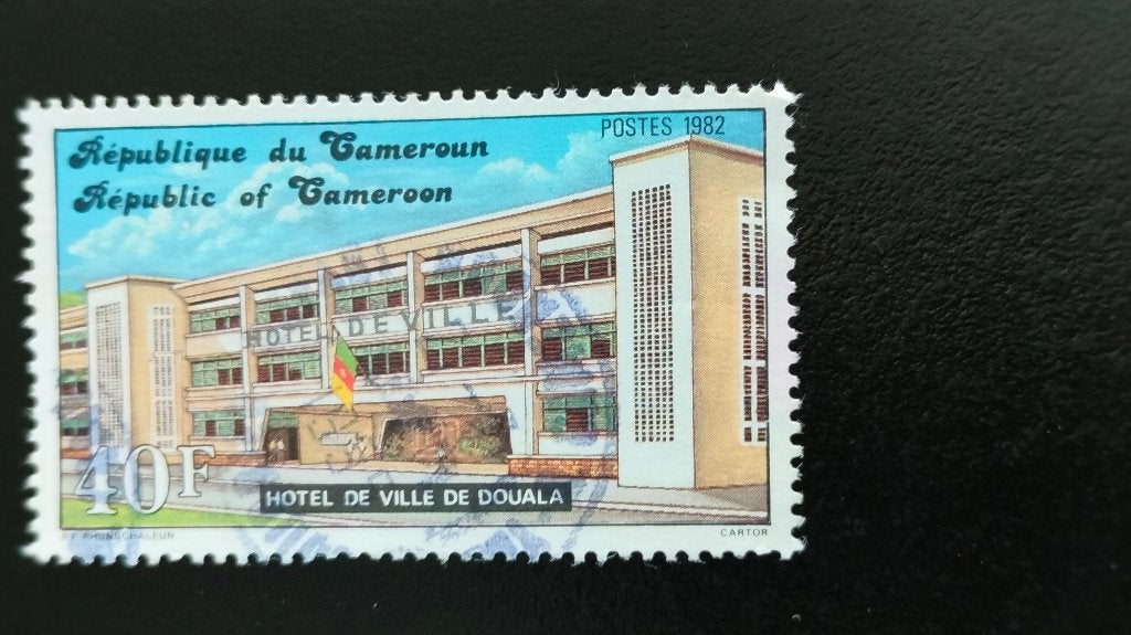 Kameroen 1982 - stadhuis van Douala, Postzegels en Munten, Postzegels | Afrika, Verzenden, Zuid-Afrika, Gestempeld