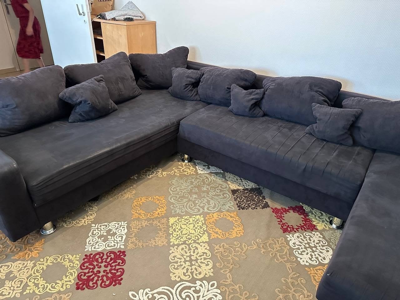 een grote bank in de woonkamer, Ophalen