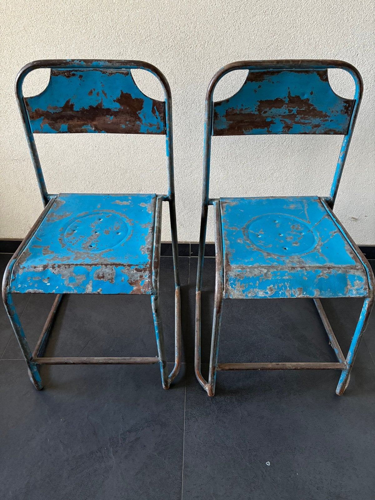 Sièges en métal - bleu ou jaune - 9 disponibles, Jardin & Terrasse, Chaises de jardin, Enlèvement, Utilisé, Métal, Empilable