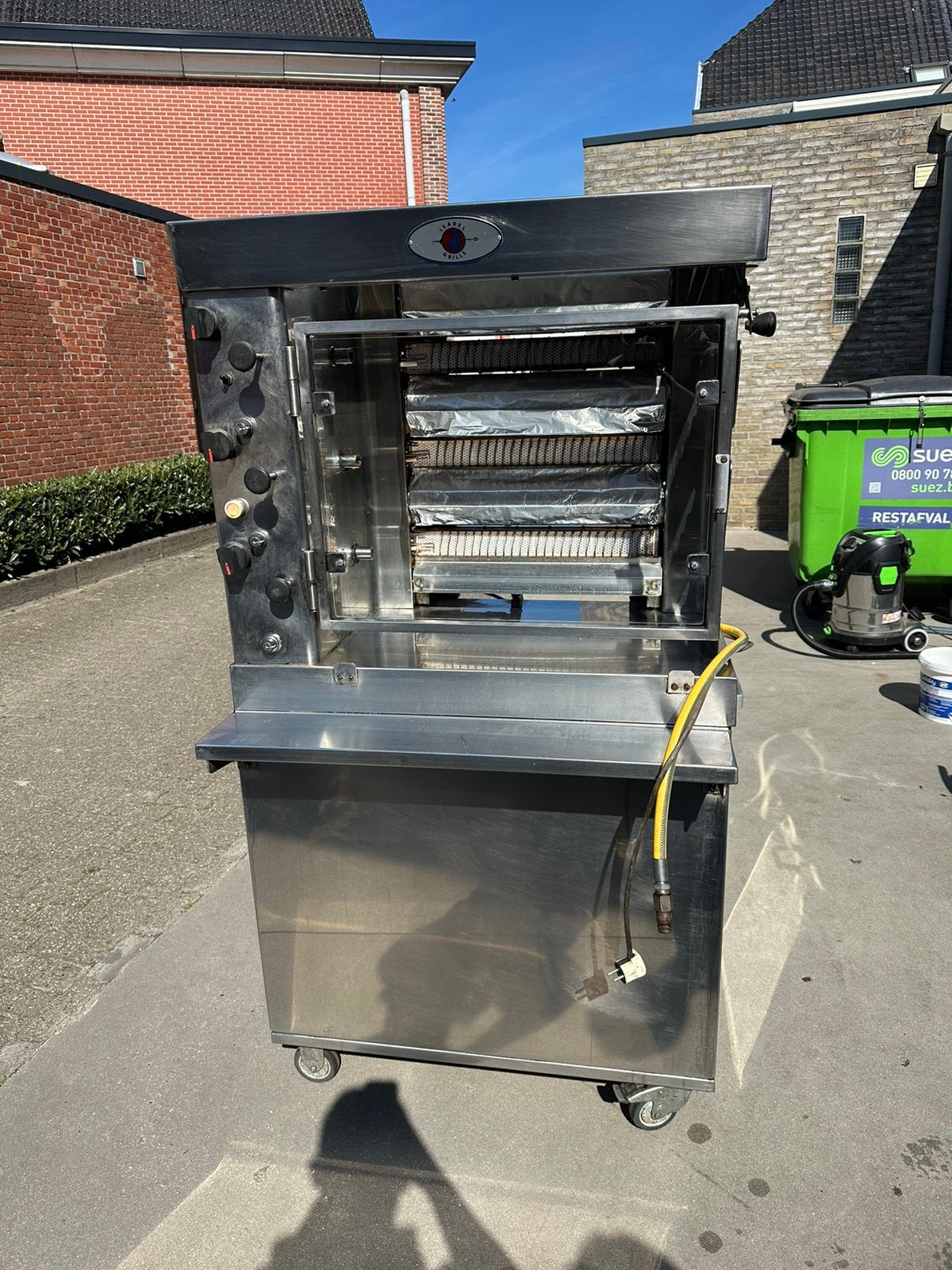 Kippenspit isabel grills, Ophalen